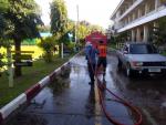 ดำเนินการล้างทำความสะอาดรอบอาคารโรงเรียนท่าปลาประชาอุทิศ ,
