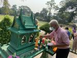 ไหว้สักการะ  ศาลพระพรหม และศาลเจ้าที่